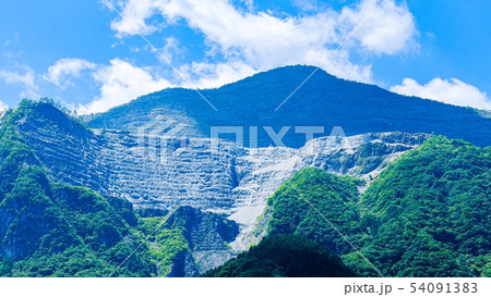 麓から見上げる武甲山 麓から見上げる武甲山 54091383