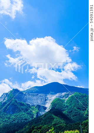 麓から見上げる武甲山 54091391