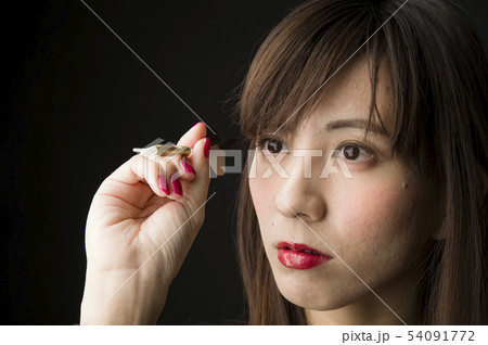 ダーツをする女性 ダーツをする女性 54091772