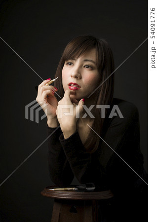 ダーツをする女性 ダーツをする女性 54091776