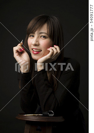 ダーツをする女性 ダーツをする女性 54091777