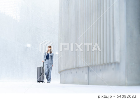ビジネスイメージ   女性社員  キャリアウーマン  海外出張 54092032