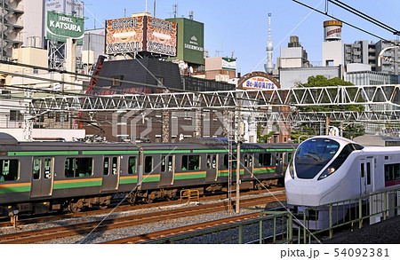 日本の東京都市景観　東京スカイツリーや鶯谷のホテル街を望む　 54092381