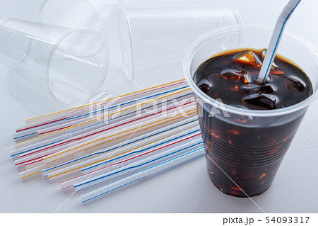 プラスチック製品のストローとカップ 54093317