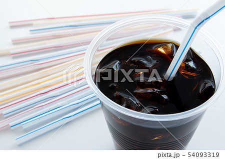プラスチック製品のストローとカップ 54093319
