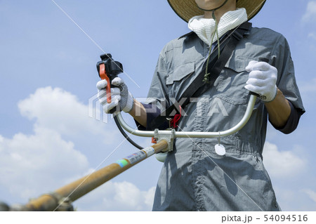 草刈り、除草イメージ 草刈りをする男性手元 草刈り、除草イメージ 草刈りをする男性手元 54094516