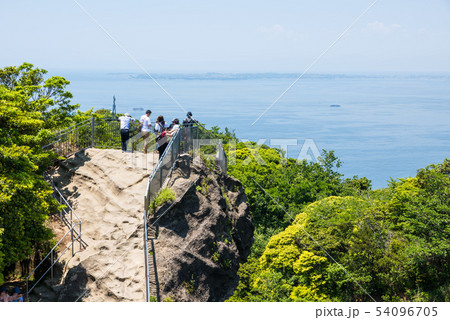 鋸山 地獄のぞきを上から眺める風景 (千葉県安房郡鋸南町) 2019年5月撮影 鋸山 地獄のぞきを上から眺める風景 (千葉県安房郡鋸南町) 2019年5月撮影 54096705