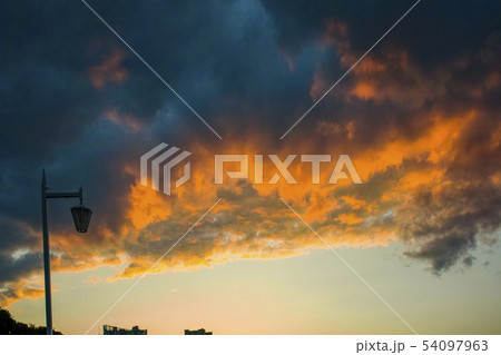 横浜港の夕焼け雲 54097963