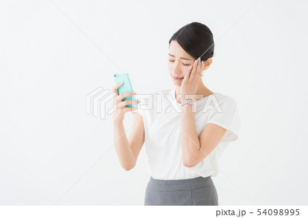 スマホを持つ女性（白背景） 54098995