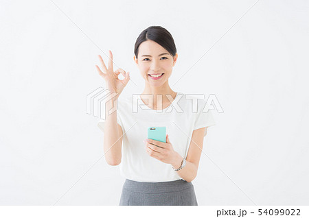 スマホを持つ女性（白背景） 54099022