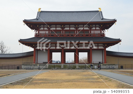 平城宮の「朱雀門(復元)」(平城宮跡/奈良県奈良市) 平城宮の「朱雀門(復元)」(平城宮跡/奈良県奈良市) 54099355