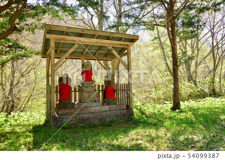 春の北海道森町濁川地区で道祖神のある風景を撮影 54099387
