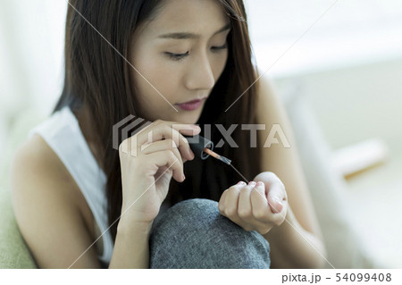 若い女性 ネイル 54099408