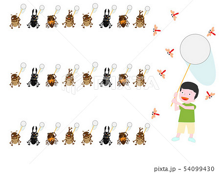 子供とカブトムシたちが網でトンボを捕まえている。 54099430