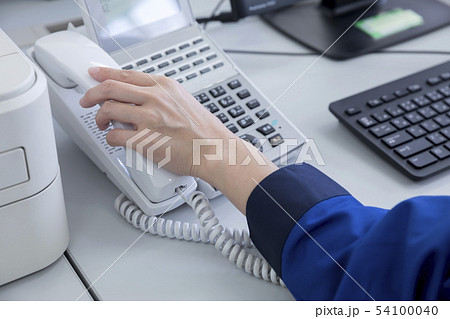 オフィスの受話器を取る作業員女性 54100040