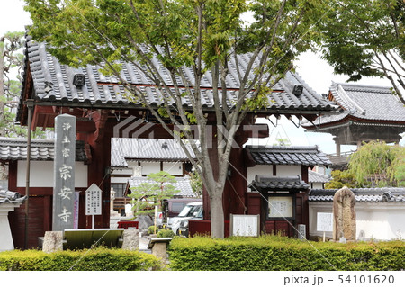 滋賀県彦根市にある「宗安寺の山門（赤門）」 54101620