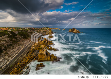 Sunrise view of Playa de la Arnia, Cantabria, Spain. 54102955