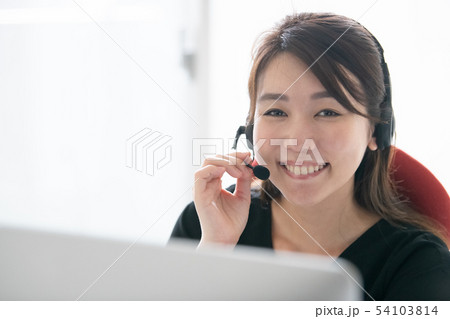 インカムで話すオペレーターの若い女性 コールセンター インカムで話すオペレーターの若い女性 コールセンター 54103814