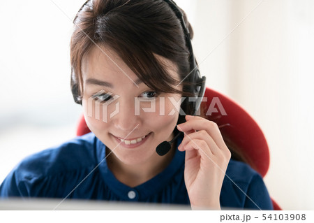 インカムで話すオペレーターの若い女性 コールセンターの写真素材 インカムで話すオペレーターの若い女性 コールセンターの写真素材