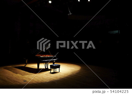 ステージの上のグランドピアノ 54104225