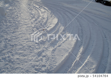 雪にタイヤの跡 54104764