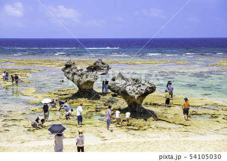 観光客で賑わう古宇利島の美しいティーヌ浜 観光客で賑わう古宇利島の美しいティーヌ浜 54105030