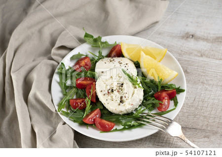 Mozzarella salad with arugula 54107121