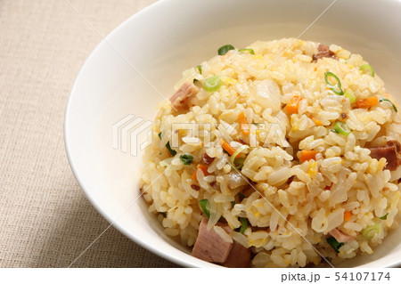 丸く盛り付けられた炒飯。 54107174