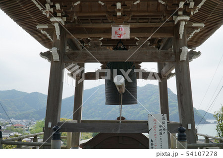 【四国別格二十霊場】第五番　大善寺の鐘楼と春霞の市街地　高知県須崎市 54107278