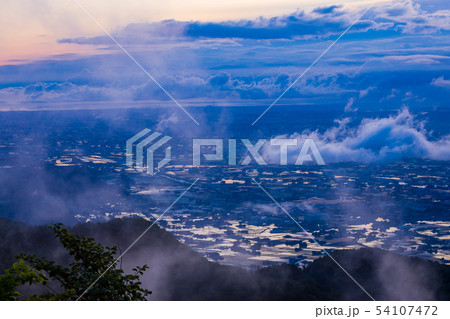 (富山県)医王山から望む、砺波の散居村・夜明け (富山県)医王山から望む、砺波の散居村・夜明け 54107472