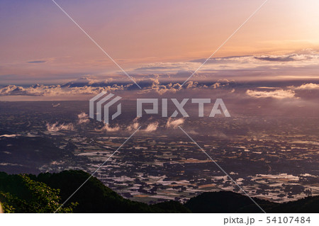 (富山県)医王山から望む、砺波の散居村・夜明け (富山県)医王山から望む、砺波の散居村・夜明け 54107484