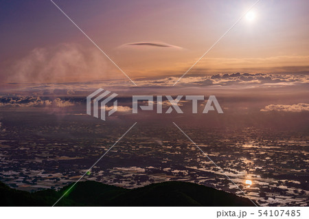 （富山県）医王山から望む、砺波の散居村・夜明け 54107485