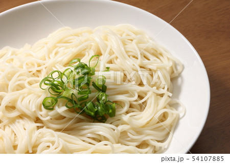 ひやむぎ(薬味は青ねぎ)。 ひやむぎ(薬味は青ねぎ)。 54107885