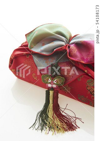 韓国の風呂敷包み　ポジャギ　新年名節旧正月イメージ 54108173
