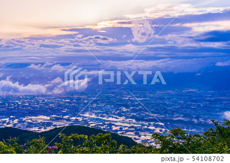 (富山県)医王山から望む、砺波の散居村 夜明け (富山県)医王山から望む、砺波の散居村 夜明け 54108702