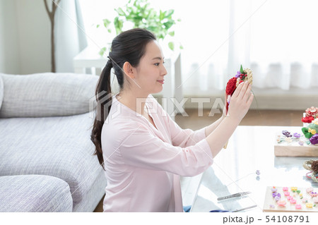 お正月飾りを作る女性 お正月飾りを作る女性 54108791
