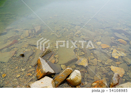 九重連山　ガスの中岳御池の水面 54108985