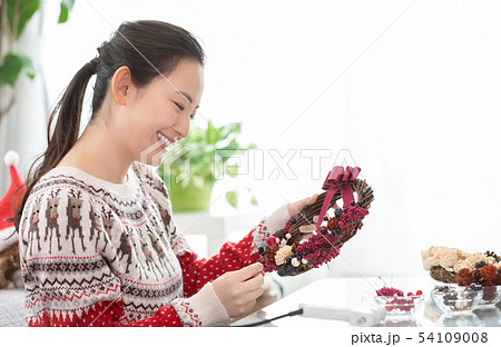 クリスマスリースを作る女性 54109008
