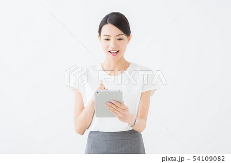 タブレットを持つ女性(白背景) タブレットを持つ女性(白背景) 54109082