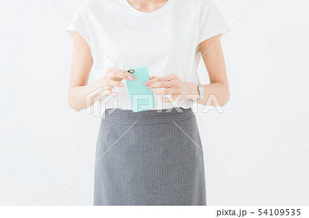 スマホを持つ女性(顔なし) スマホを持つ女性(顔なし) 54109535