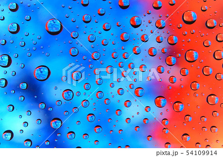 水滴 赤と青背景の写真素材