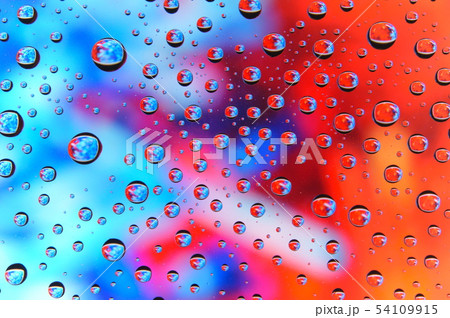 水滴 赤と青背景の写真素材