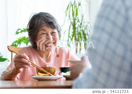 食事中のシニア夫婦 食事中のシニア夫婦 54111723