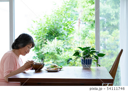 シニア 孤食イメージ シニア 孤食イメージ 54111746