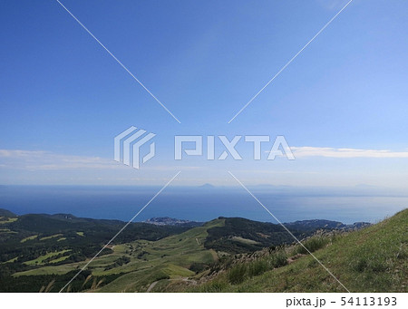 青空と海と高原と　エメラルドブルー　蒼い絶景　大海原 54113193