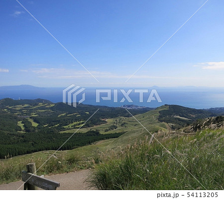 青空と海と高原と 蒼い絶景 大海原 青空と海と高原と 蒼い絶景 大海原 54113205