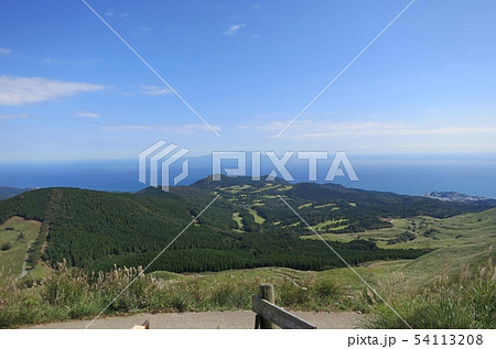 青空と海と高原と 蒼い絶景 大海原 青空と海と高原と 蒼い絶景 大海原 54113208
