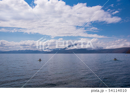 北海道　支笏湖でアウトドアを楽しむ　ペダルボート　あめんぼうを楽しむ人 54114010