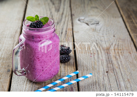 Blackberry jogurt smoothie in glass jar 54115479