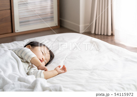 子供　昼寝　睡眠 54115972